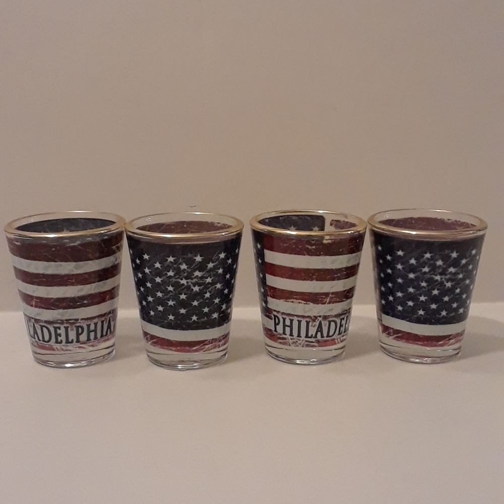 Philadelphia‎ American flag souvenir shot g…